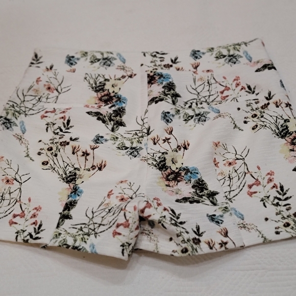 Lucy Paris white floral shorts. - Picture 6 of 16